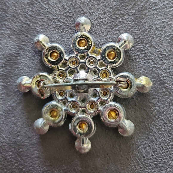 Snowflake brooch - Picture 3 of 3